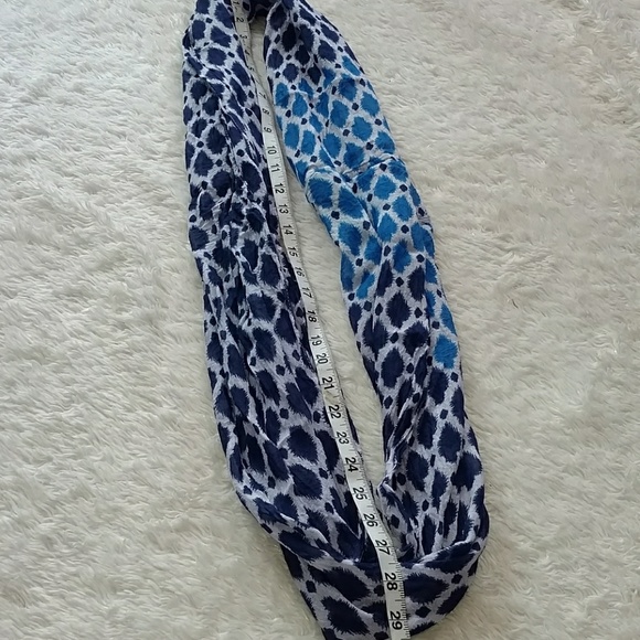 Set of 2 blue fashion scarves - Like new! - Picture 3 of 6